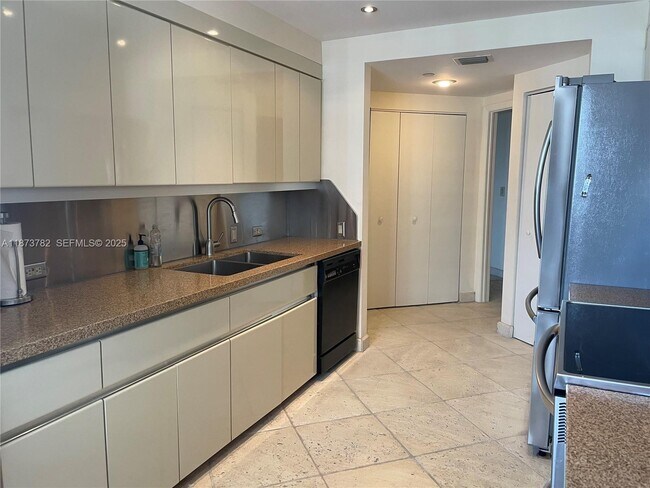 Building Photo - 3000 Island Blvd