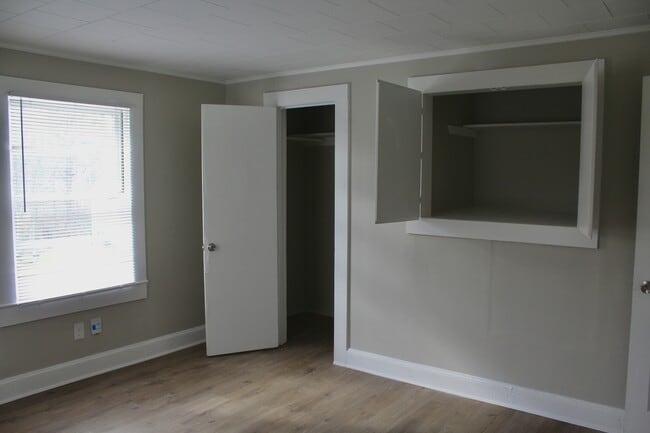 Building Photo - 1204 W Mauney Ave