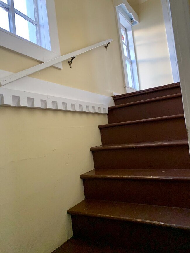 Building Photo - Charming 2 Bedroom with bonus room home in Historic Downtown Morehead City Walking District! Walk...