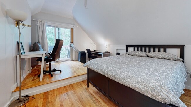 Building Photo - 6 Bedroom Apartment in Science Hill, close to downtown! (Laundry In Unit)