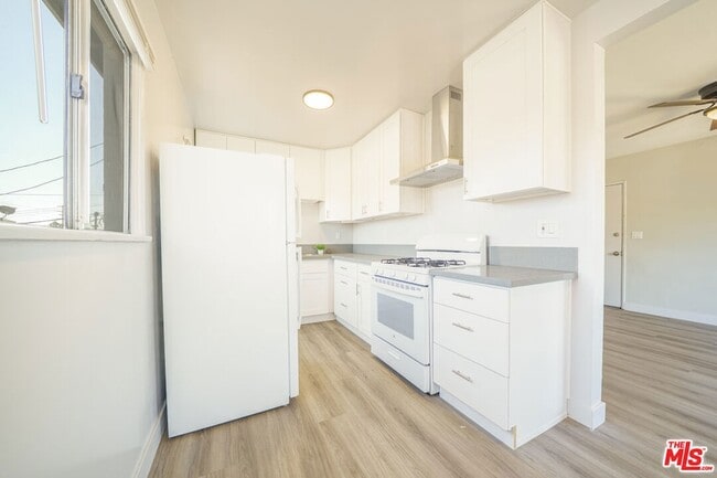 Building Photo - 810 W 62nd St
