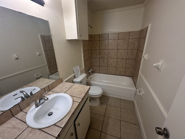 Building Photo - 106 E Woodcrest Dr