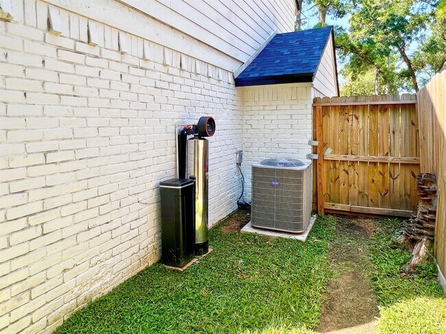 Building Photo - 16902 Summit Oaks Ln