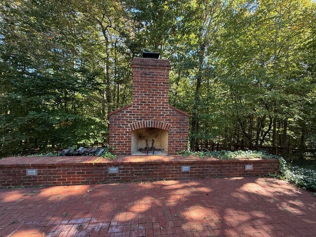 Building Photo - 935 Charter Oaks Dr