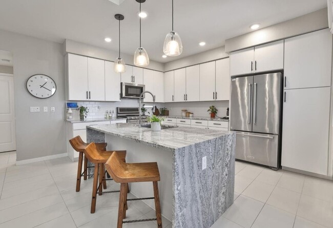 Building Photo - Milpitas Penthouse Condo 2 bed / 2 bath, m...