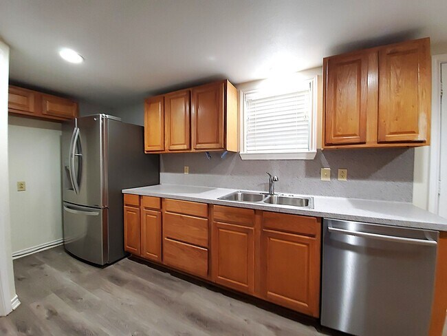 Building Photo - Welcome to this charming 2 bedroom, 2 bathroom home in Henderson, Texas!