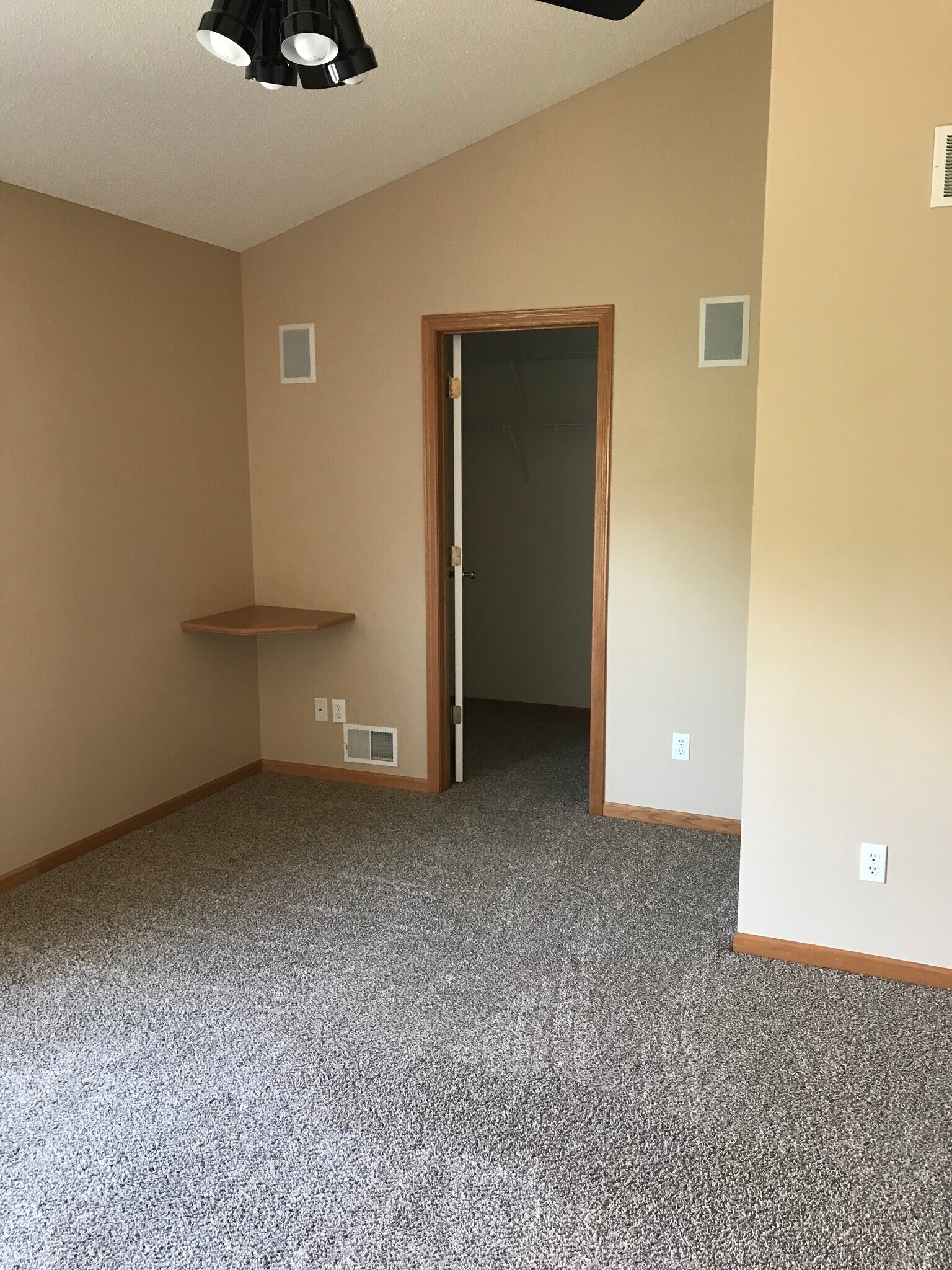 Bedroom Primary - 747 2nd St NE