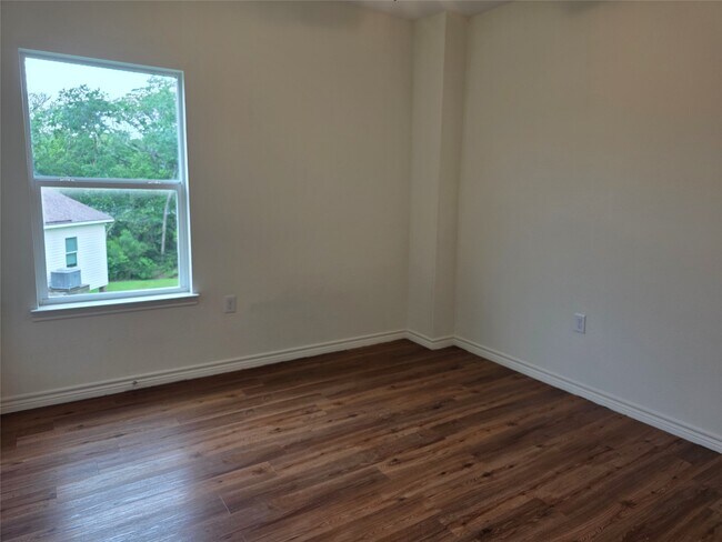 Building Photo - 6102 White Oak Dr