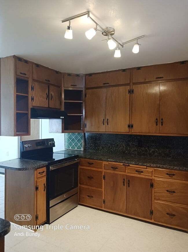 Building Photo - Freshly remodeled