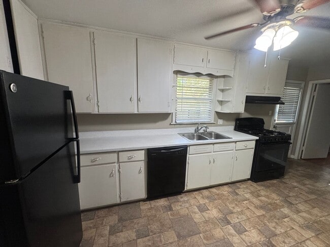 Building Photo - Brick One Level.