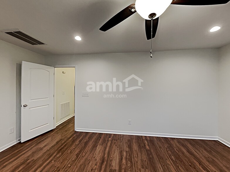 Building Photo - 500 Horseman Park Pl