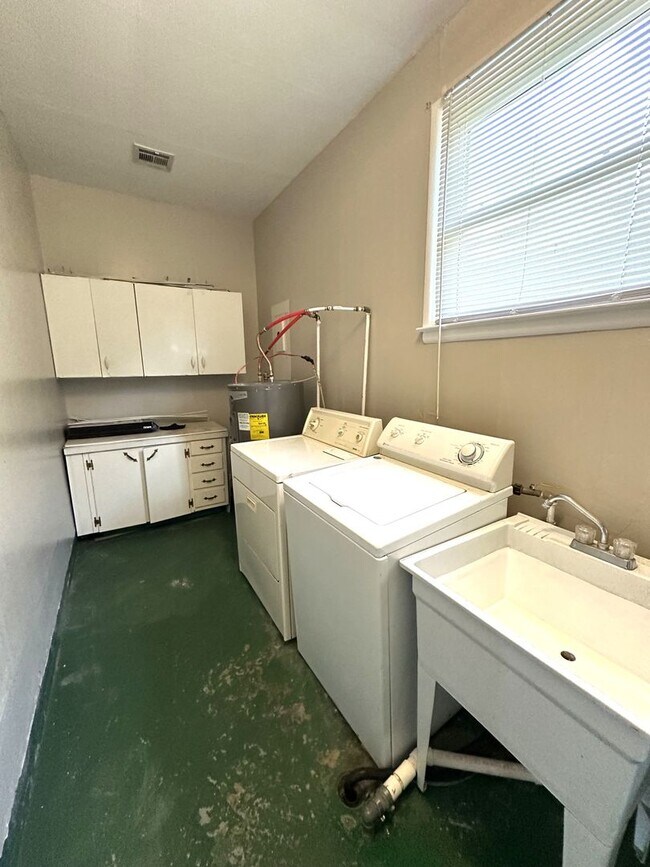 Building Photo - IMMACULATE ONE LEVEL HOME AVAILABLE IN SUR...