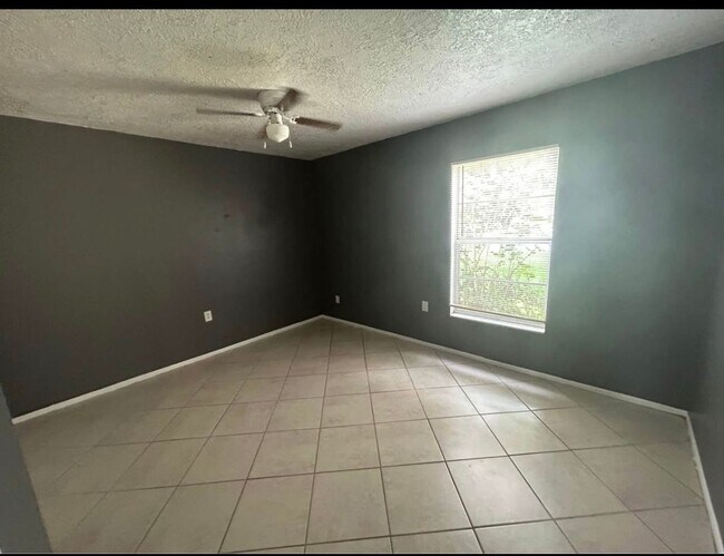 Building Photo - DeBary 3 Bedroom 1 Bath $1850.00 Month Call Carole Arcaro 386-216-4900 Deltona Lakes Realty