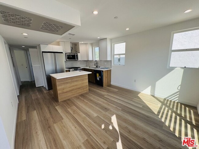 Building Photo - 231 W 85th St