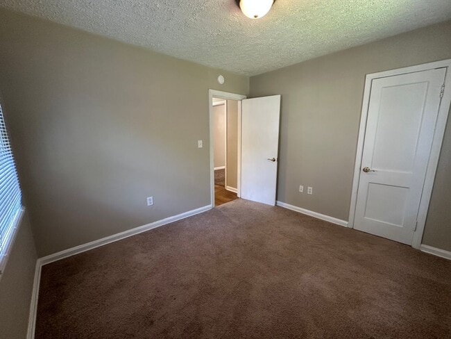 Building Photo - Cute One Level House with Eat-In Kitchen