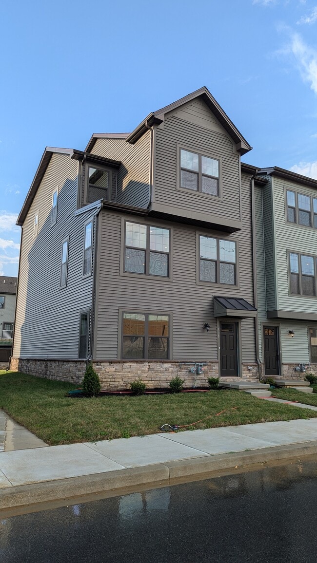 Building Photo - 335 E Cochran St