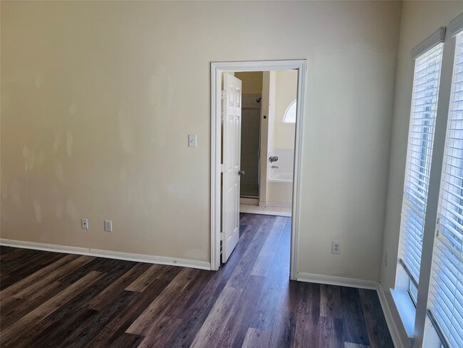 Building Photo - 4722 Silverlake Dr