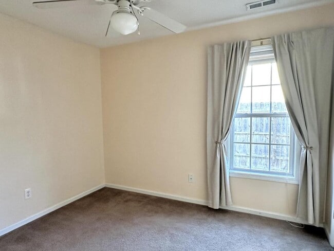 Building Photo - 4418 Clifton Dr