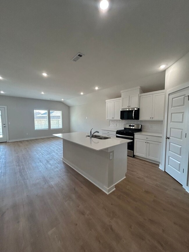 Building Photo - Spacious 4-Bedroom Home in Fayetteville