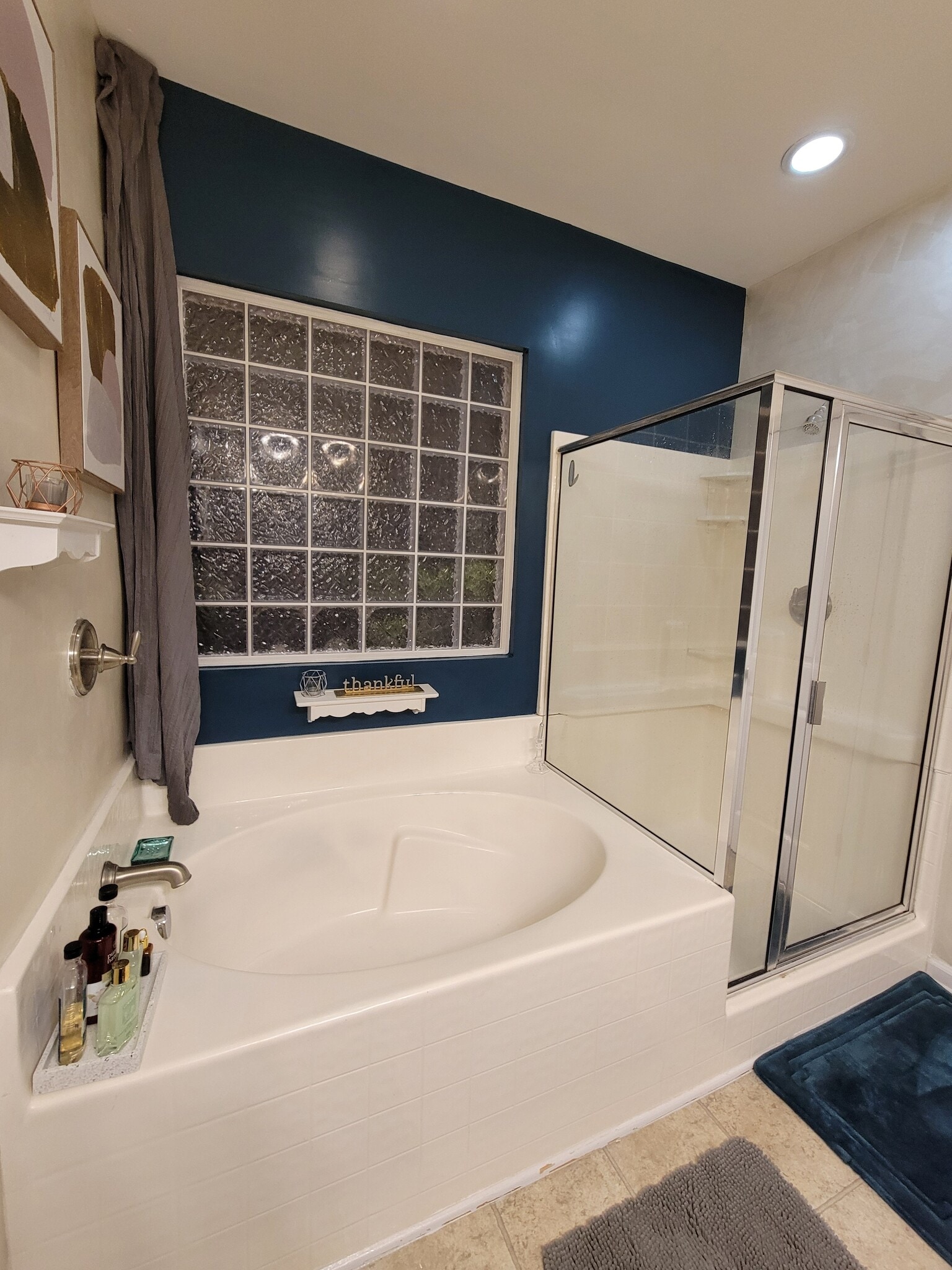 Primary bathroom first floor - 204 Silk Oak Dr