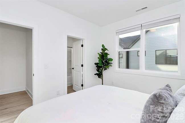 Building Photo - 208 Nelson Ave