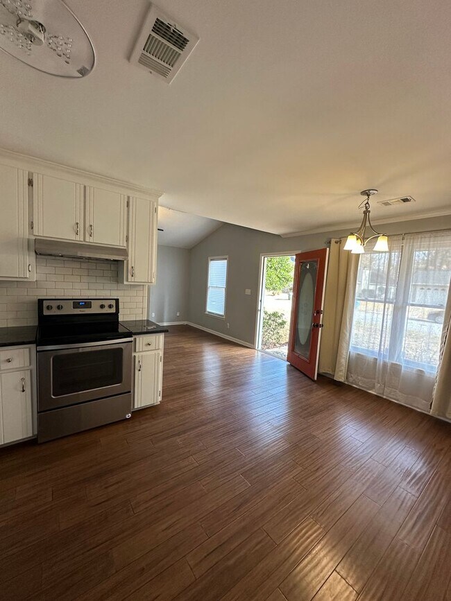 Building Photo - 3 Bedroom, 2 bathroom house on the Eastside, move-in ready