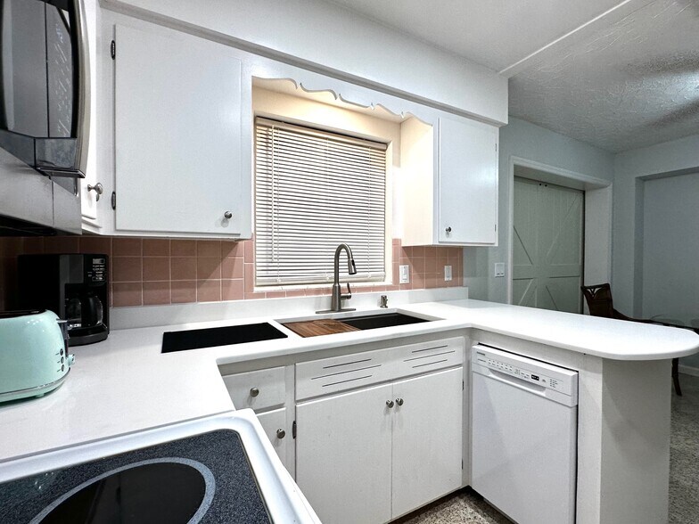 Building Photo - 3605 Iroquois Ave