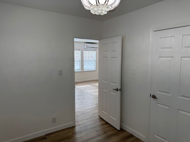 Building Photo - 3211 Park Ln