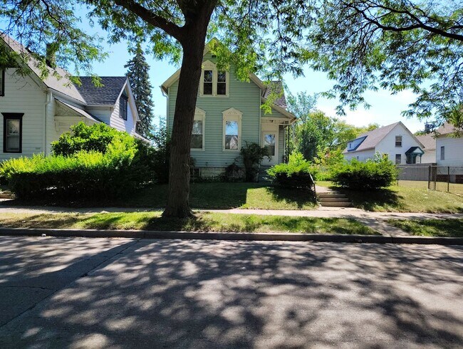 Building Photo - 2840 N Vel R. Phillips Ave