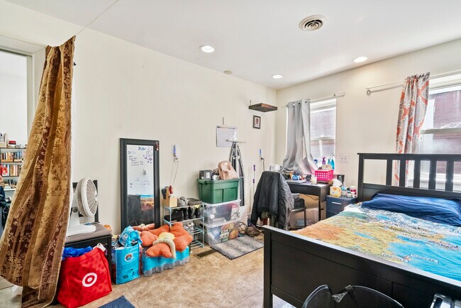 Building Photo - 2120 E Carson St