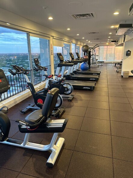 gym - 6171 N Sheridan Rd