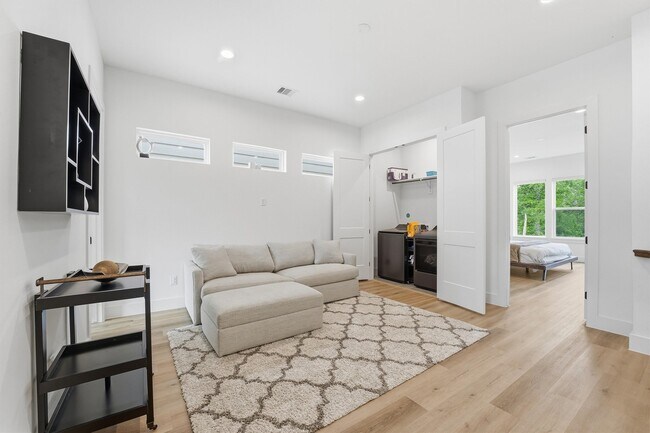 Building Photo - 6042 Cebra St