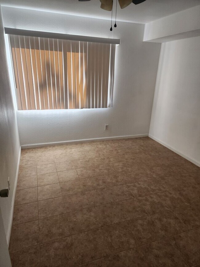 Building Photo - 3 bedroom/ 2 bath condo 1st floor condo