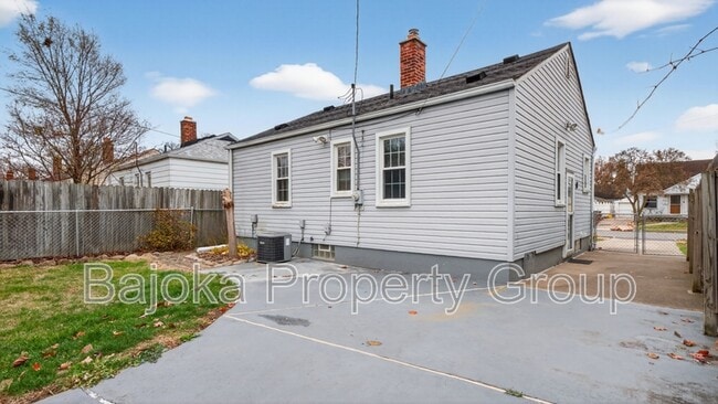 Building Photo - 648 Mayflower Ave