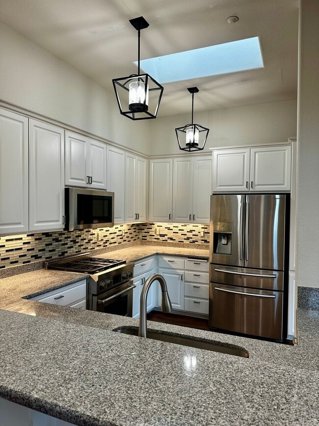Building Photo - 3 bed 2 bath Well-Maintained Home in Prime...