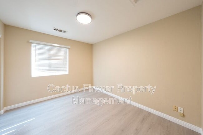 Building Photo - 970 N Willow St