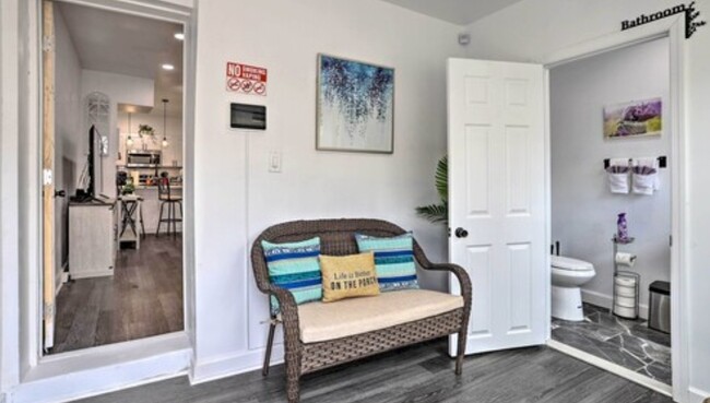 Entry Foyer - 821 S Vogdes St