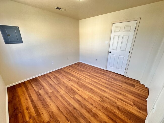 Building Photo - Located Near Downtown 2 Bedroom 1 Bathroom