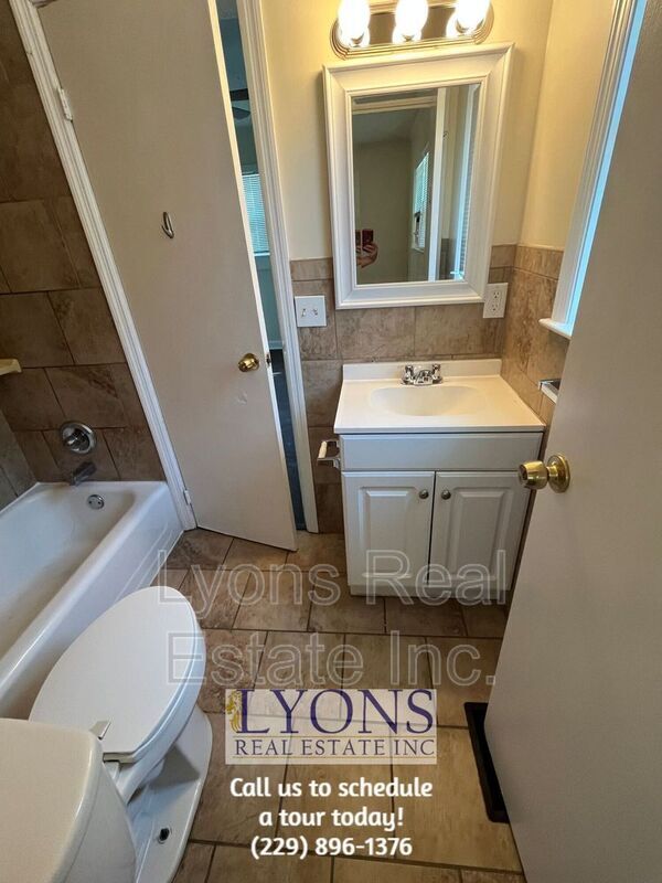 Building Photo - 615 E Brookwood Dr