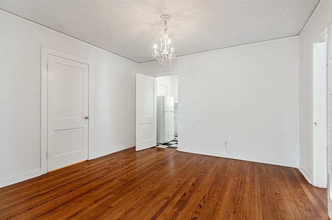 Building Photo - 5918 La Vista Dr