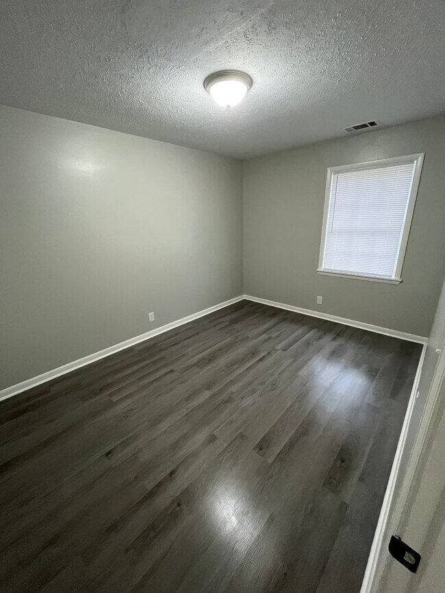 Building Photo - 902 Preston St