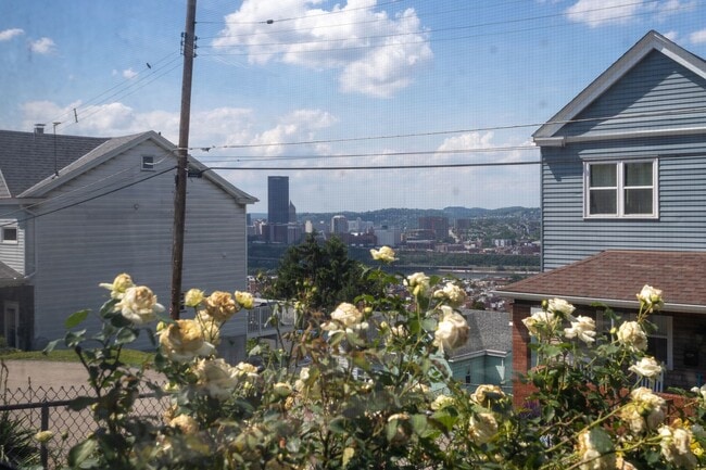 Building Photo - 2316 Cobden St