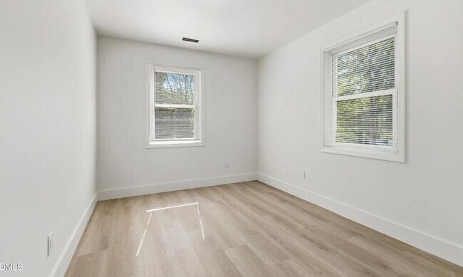 Building Photo - 413 Solar Dr