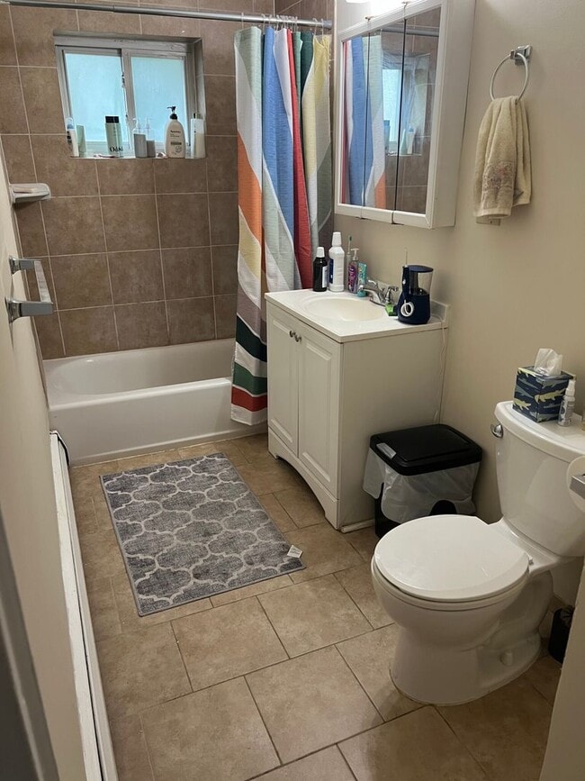 Building Photo - Large 2 bedroom unit near the Green Line.
