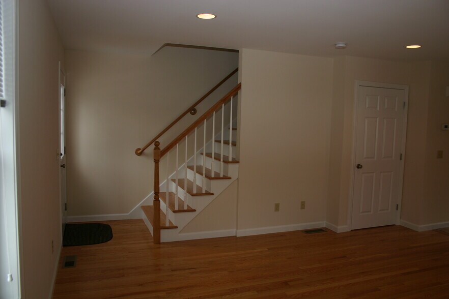 Building Photo - 20 Capen St