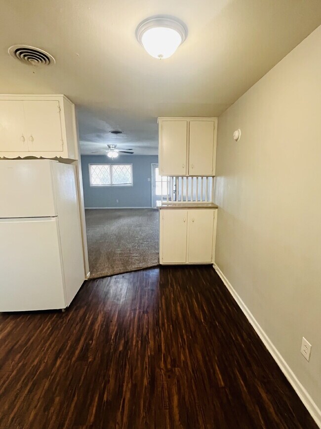 Building Photo - Cute 2 Bedroom Duplex