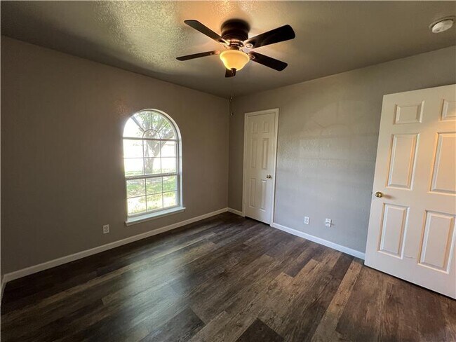 Building Photo - 3607 Crescent Dr
