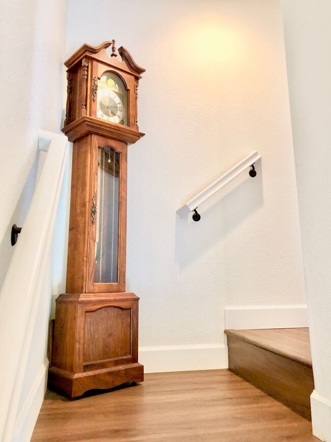 Building Photo - Beautifully Upgraded & Appointed End Condo...