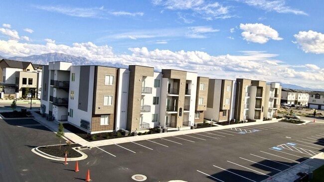 Building Photo - 1135 W 250 S