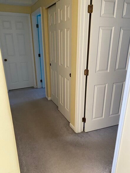 Upstairs corridor - 10939 Barrington Ct